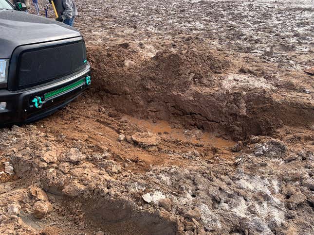 Image de l'article intitulé Prendre votre Porsche Macan Mudding de location dans la Vallée de la Mort vous mènera probablement en prison